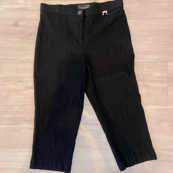 Laura Petites - Size 8 - Black capris with textured design - Picture 3 of 10